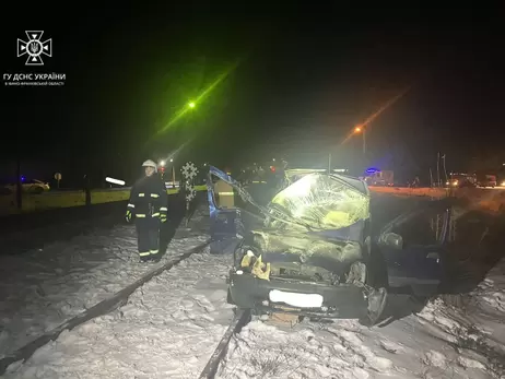 На Прикарпатті пасажирський поїзд зіткнувся з легковиком