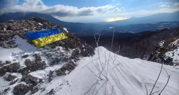 После Макеевки флаг Украины в честь Дня Соборности развернули в горах Крыма