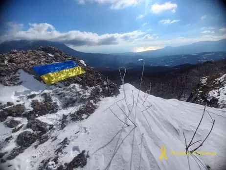 После Макеевки флаг Украины в честь Дня Соборности развернули в горах Крыма