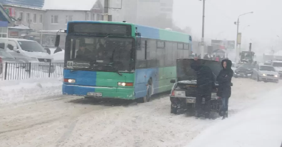 Північний циклон несе до України сильний вітер та снігопади: погода на 25 січня