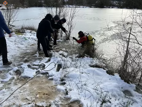 На Закарпатті під кригу провалилися двоє рибалок, один загинув