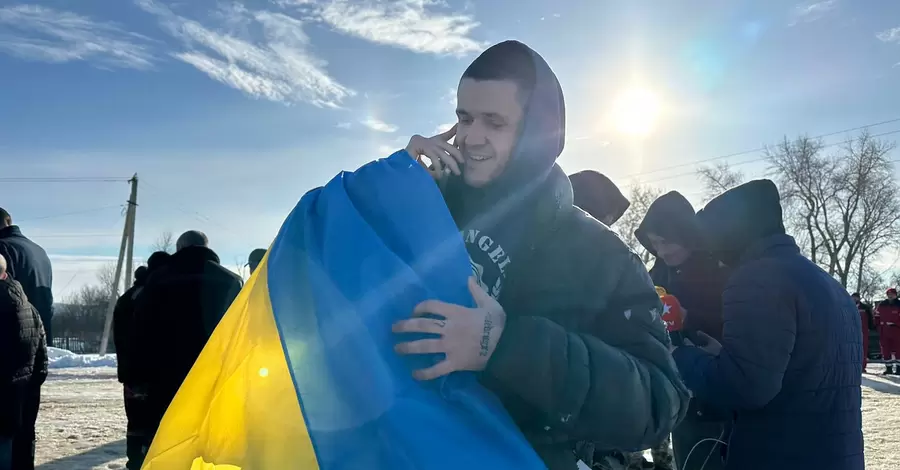 З’явилось нове відео зі звільненими військовополоненими: сміялись, плакали та обіймали рідних 