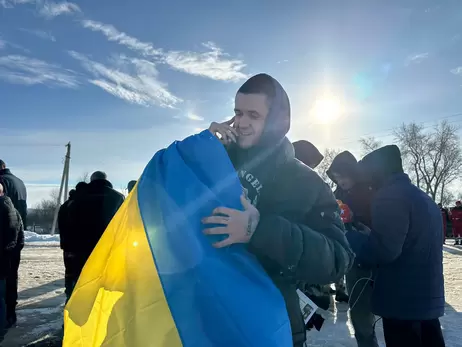 З’явилось нове відео зі звільненими військовополоненими: сміялись, плакали та обіймали рідних 