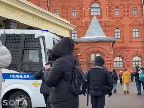 В центре Москвы протестуют родственники мобилизованных, начались стычки и задержания