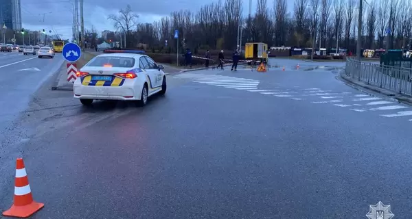 В Киеве произошла авария в водопроводной сети, затопило один из проспектов в Голосеевском районе