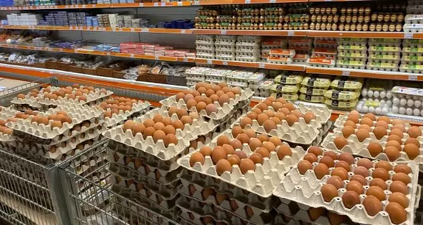 Що з цінами в лютому-березні: чому подешевшали яйця і які продукти не варто купувати про запас