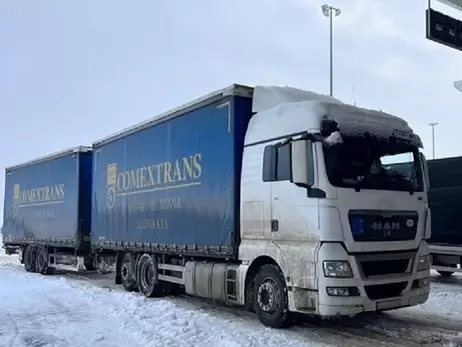 Польські протестувальники розпочали пускати автобуси та легкові авто через ПП 