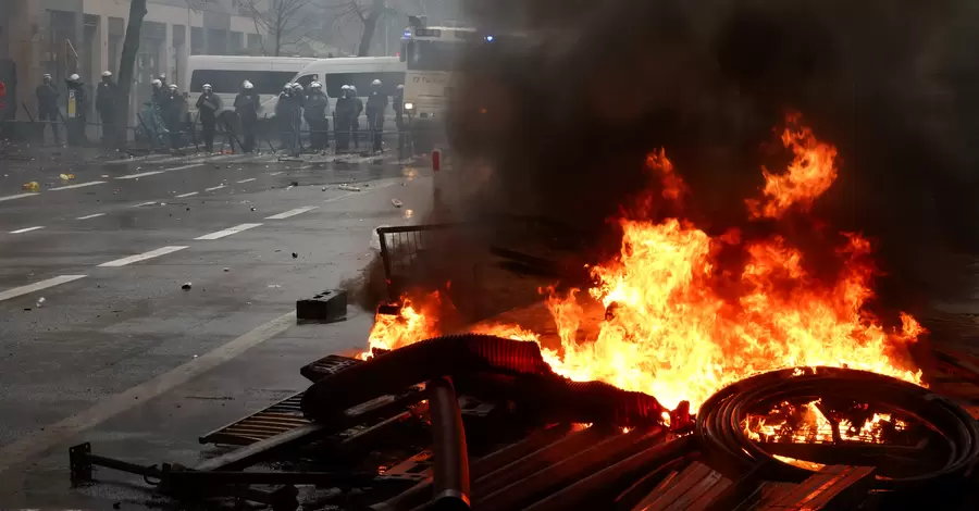 У центрі Брюсселя протестують фермери, поліція застосувала водомети  