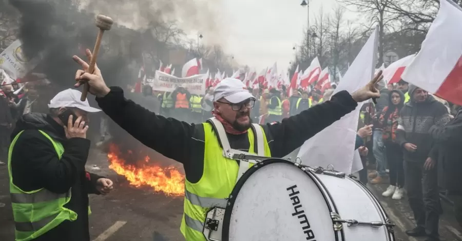 Під Сеймом у Варшаві почалися сутички фермерів із поліцією, є травмовані