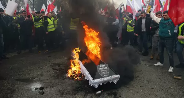 У центрі Варшави протестувальники спалили прапор ЄС та труну з написом “Фермер”