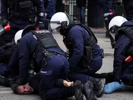 Полиция Варшавы во время протестов задержала более полусотни провокаторов