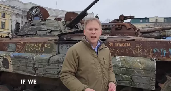 Министр обороны Британии снял видео в Киеве на фоне трофейного танка и призвал помогать Украине