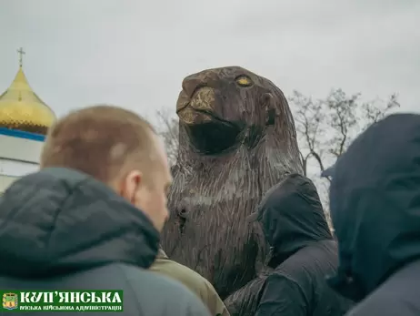 В Купянске установили полутораметровую скульптуру сурка, изготовленную на Львовщине  