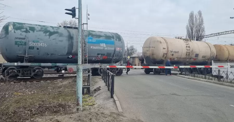 У Борисполі зійшла з колії цистерна з пальним