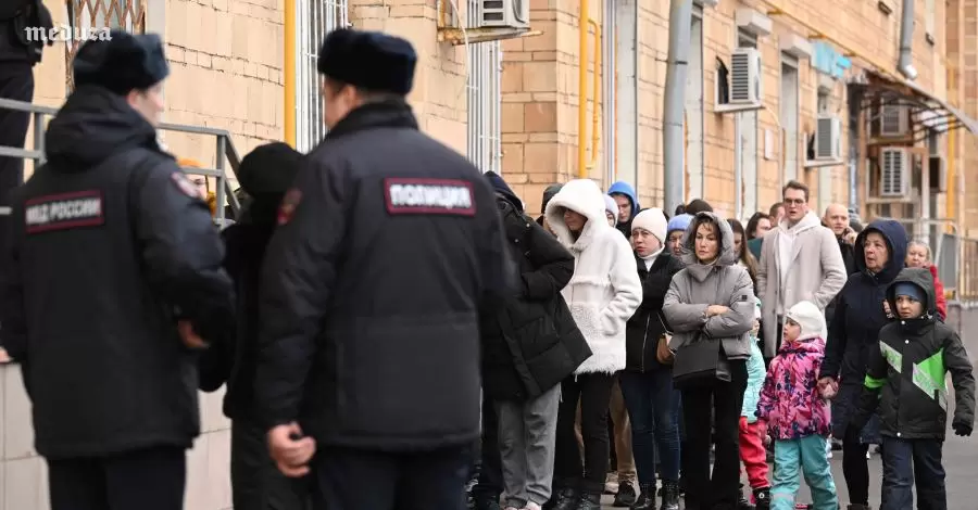 Сторонники Навального в разных городах РФ и за границей одновременно проголосовали против Путина