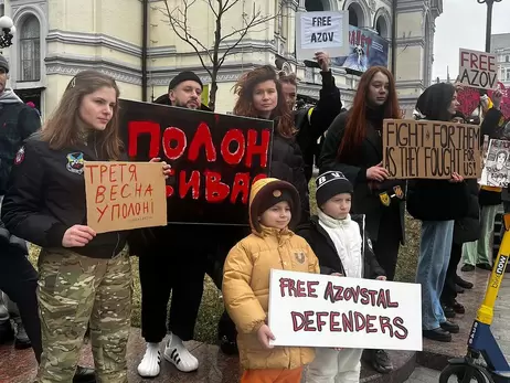 MONATIK с женой и сыновьями вышел на митинг в Киеве в поддержку пленных военных 