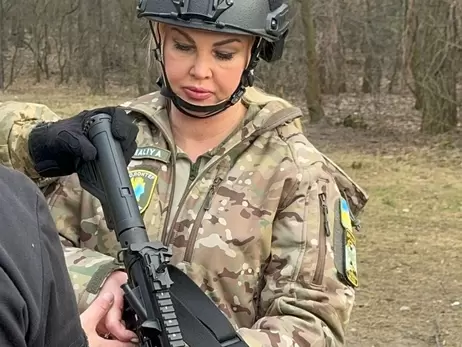 Камалия показалась в военной форме и с оружием в руках 