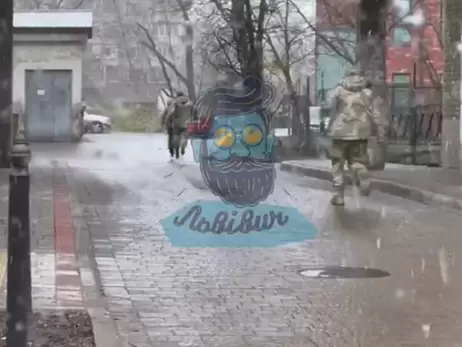 Во Львове мужчины в военной форме догнали прохожего и силой запихнули в микроавтобус