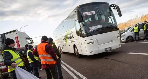 Поляки до 20:00 вообще не будут пропускать автомобили и автобусы через пункт пропуска в Шегинях