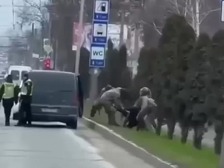 В Черновцах мужчину полиция затащила силой в бус, это была не мобилизация 