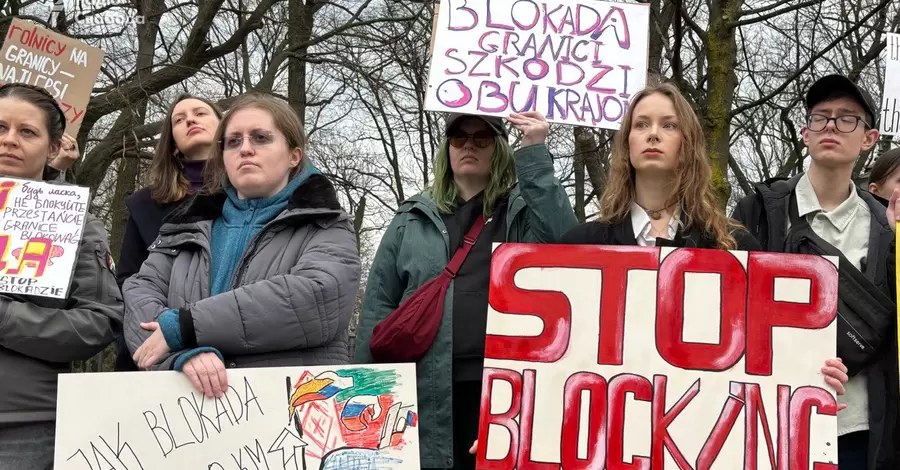 У здания правительства в Варшаве поляки и украинцы протестовали против блокады границы