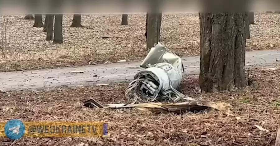 У Києві зі збитої російської ракети витекло токсичне паливо