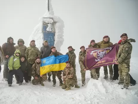 Во Львовской области более 400 человек поднялись на Говерлу, чтобы собрать на дрон для ВСУ