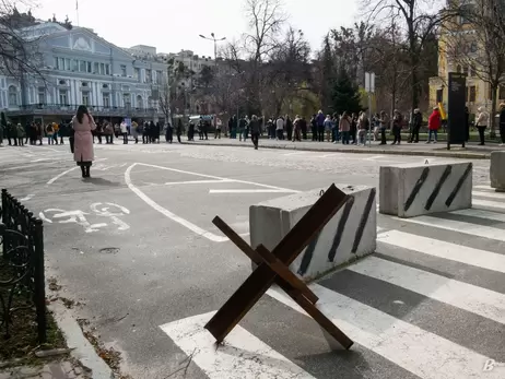 Киевляне стоят в очереди по три часа, чтобы купить билеты на спектакль 