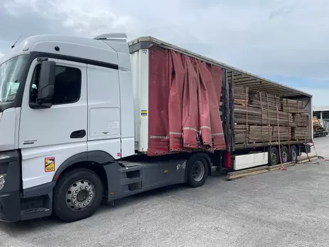 На кордоні з Польщею затримали фуру, в якій везли розібраний український етно-будинок