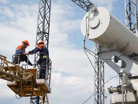 Через російські удари енергетики застосовують графіки аварійних відключень у трьох областях