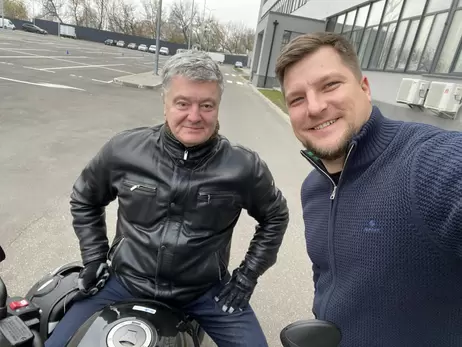 Порошенко продемонстрував у TikTok, як катається на мотоциклі, та розказав, що українці «багато чого про нього не знають»