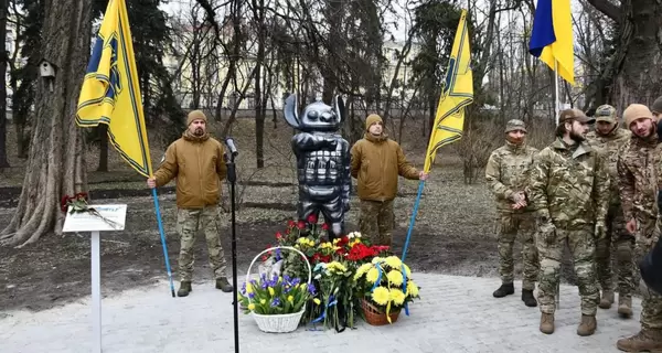 Позывной «Стич»: в Киевском ботсаду появилась необычная скульптура в память о погибшем снайпере