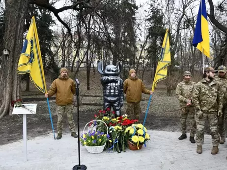 Позивний «Стіч»: у Київському ботсаду з'явилася незвичайна скульптура на згадку про загиблого снайпера