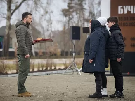 Від окопних свічок із шишок до цілющої мазі: як мати загиблого Героя фронту допомагає