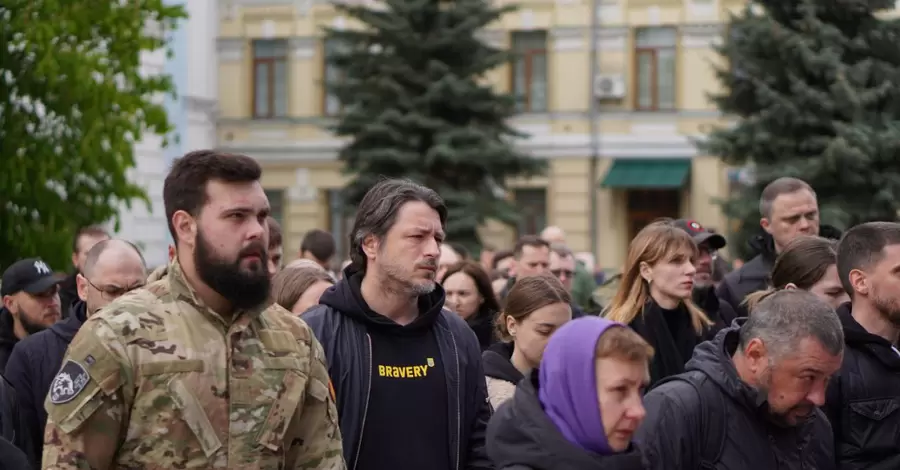 Попрощаться с бойцом Петриченко в Киеве пришли Притула, Стерненко и певица Стасик