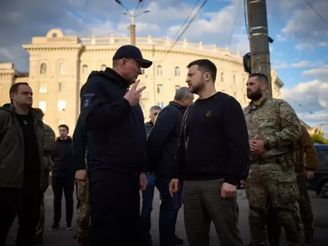 Зеленський у Дніпрі відвідав зруйнований російською ракетою будинок