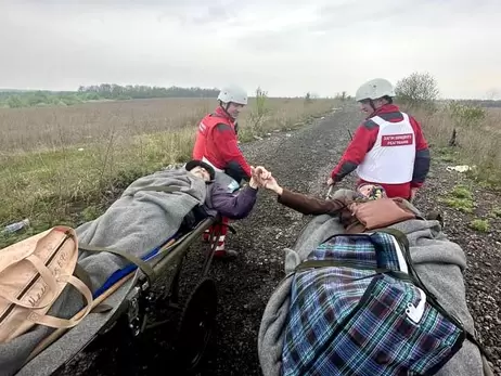 Літнє подружжя евакуювалося з окупації, тримаючись за руки