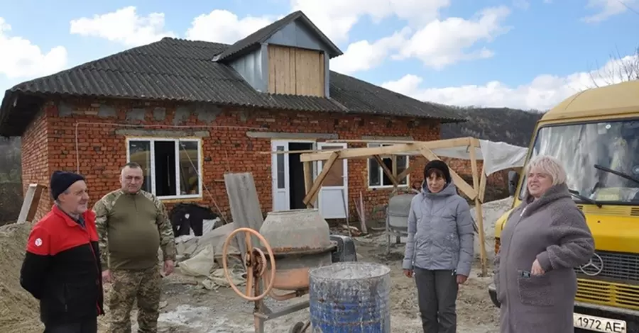 На Тернопільщині односельці добудували будинок бійцю, який втратив на фронті ноги