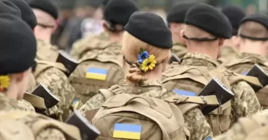 Ідуть на міни, запускають дрони, просяться в штурмовики: чим зайняті жінки в армії