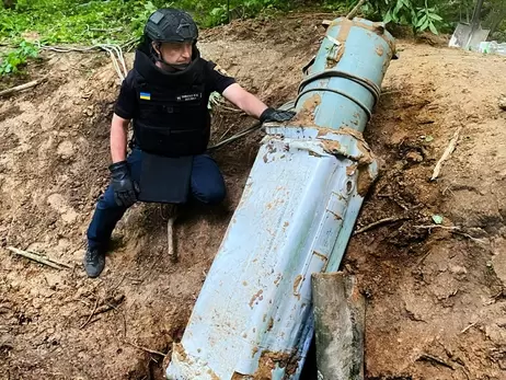 У Києві чоловік у лісі знайшов частину російської ракети Х-69