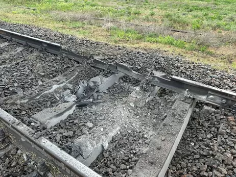 В Херсоне после обстрела частично исчез свет и поврежден железнодорожный вокзал