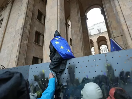 Парламент Грузии принял закон об иноагентах - протестующие сломали забор, начались задержания