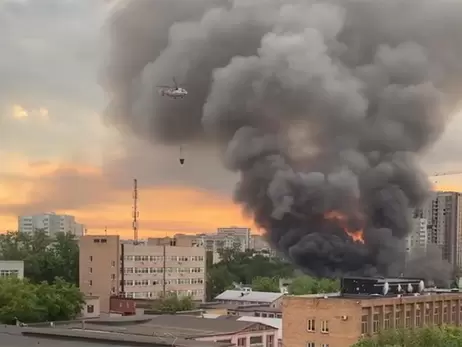 В Москве горит бывший машиностроительный завод, площадь пожара быстро увеличивается