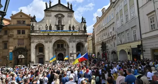 У центрі Праги група людей напала на українських волонтерів