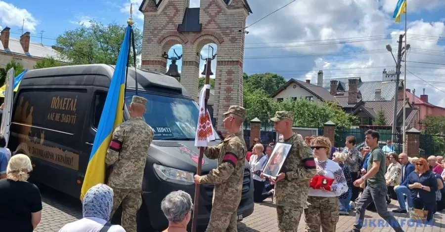 На Тернопільщині затримали чоловіка, який зривав прапори та портрети з могил військових