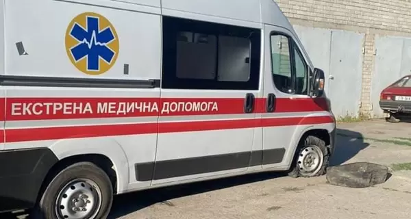 На Херсонщині росіяни дроном атакували швидку, постраждали водій та фельдшер