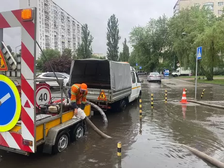 Сильний дощ у Києві затопив вулиці та зупинив громадський транспорт