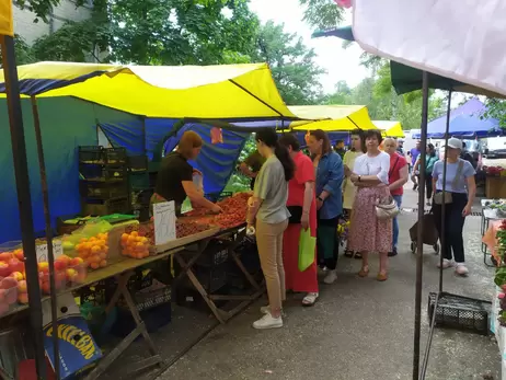 Літо у розпалі: які продукти продовжать дорожчати, а що стане дешевшим