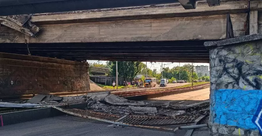 У Києві обвалився пішохідний міст на вулиці Жилянській, рух транспорту заблоковано 