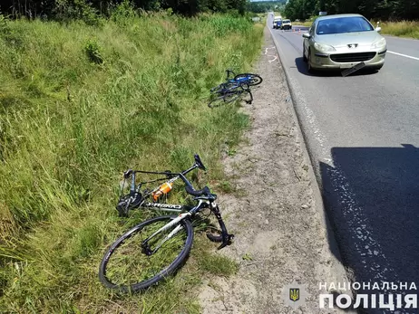 На Львівщині водій наїхав на трьох велосипедисток збірної України